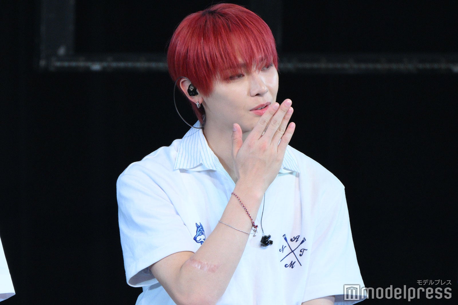 投げキス寸前のNICHOLAS（ニコラス）（C）モデルプレス