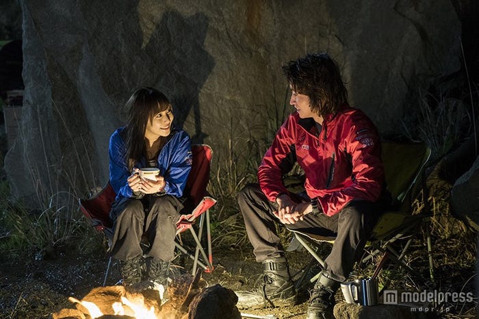 佐野ひなこ、藤原竜也(C)2015「探検隊の栄光」製作委員会(C)荒木源/小学館