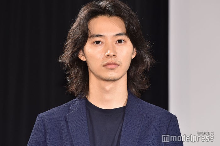 山崎賢人ヘア変遷 短髪 長髪 リーゼント 長さ 多彩アレンジで雰囲気ガラリ モデルプレス 山崎賢人ヘア変遷 短髪 長髪 リーゼント 長さ 多彩アレンジで雰囲気ガラリ モデルプレス