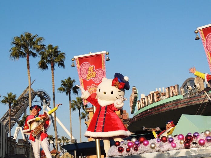 開放的なステージでハローキティとブラスバンドの演奏とダンスを楽しめます