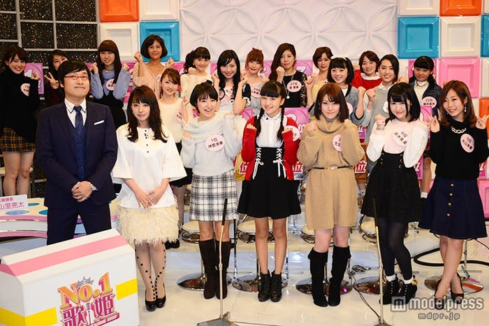 MCの山里亮太、山田菜々と第2次審査通過者の皆さん