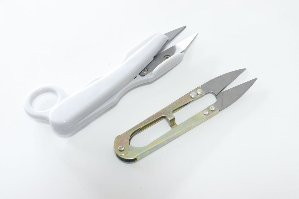 指通し付ハサミと一般的な糸切りばさみを並べて比較