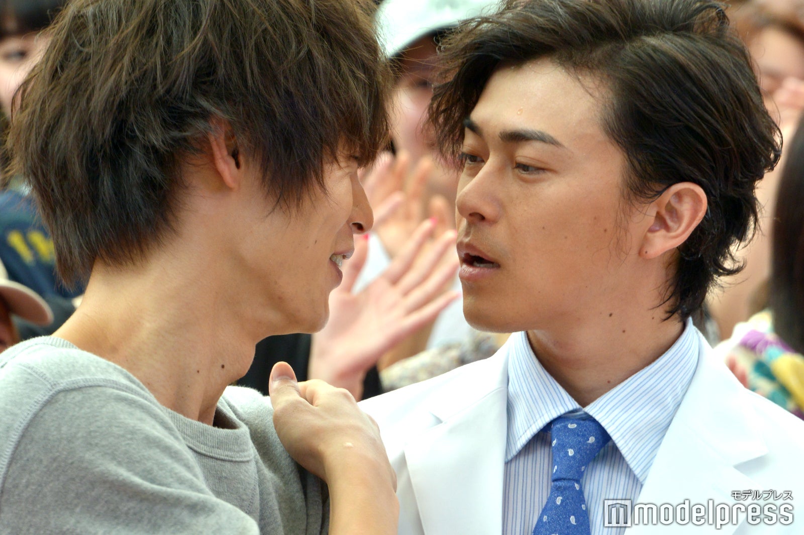 フォトセッション中も仲良しの窪田正孝、勝地涼（C）モデルプレス