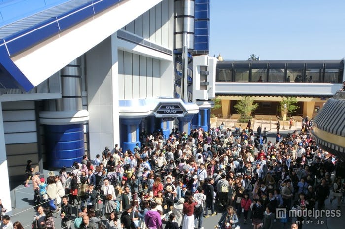 スター・ツアーズ:ザ・アドベンチャーズ・コンティニュー(午前10時頃には約240分待ちに)