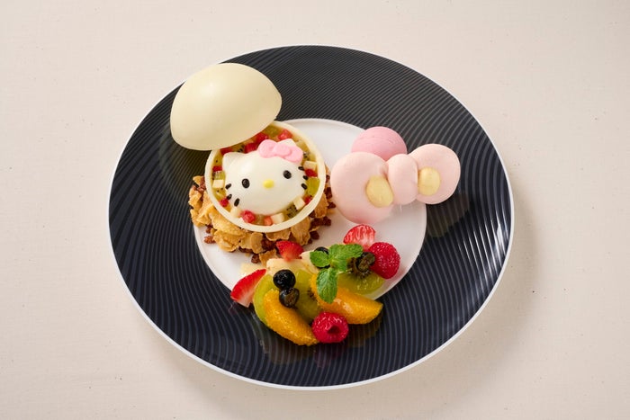 ハローキティのかくれんぼホワイトチョコドームにフルーツを添えて¥2,200(提供画像)