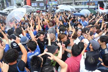 W杯初戦、価値ある劇的ドローに渋谷スクランブル交差点が大熱狂 通勤途中のサラリーマンも入り交じってハイタッチ
