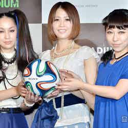 ワールドカップスペシャルイベントに出席した中島美嘉、大竹七未（東京国際大学女子サッカー部総監督）、加藤ミリヤ【左から】