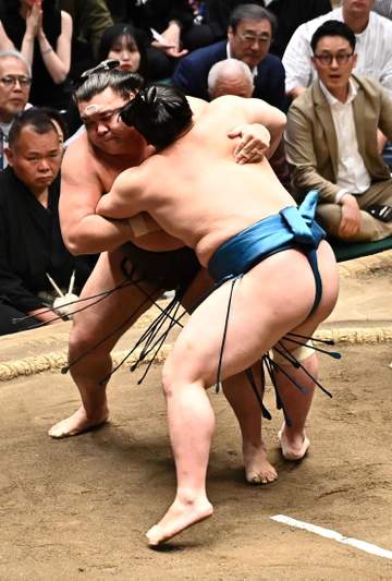 霧島がうっちゃりで大逆転！V争い単独トップに 琴栄峰との大一番「行司軍配差し違え」で11勝目