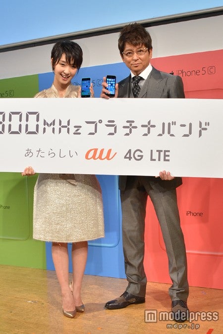 「iPhone 5s／iPhone 5c 発売イベント」に出席した剛力彩芽（左）と哀川翔（右）