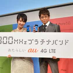 「iPhone 5s/iPhone 5c 発売イベント」に出席した剛力彩芽(左)と哀川翔(右)