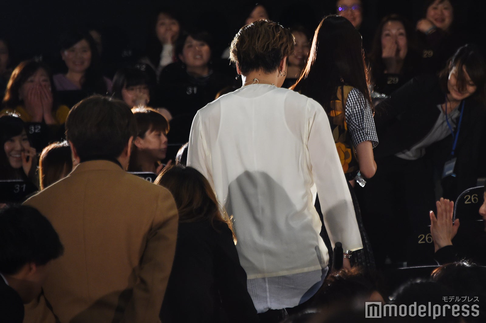 3人でチューリップをお届けに （C）モデルプレス