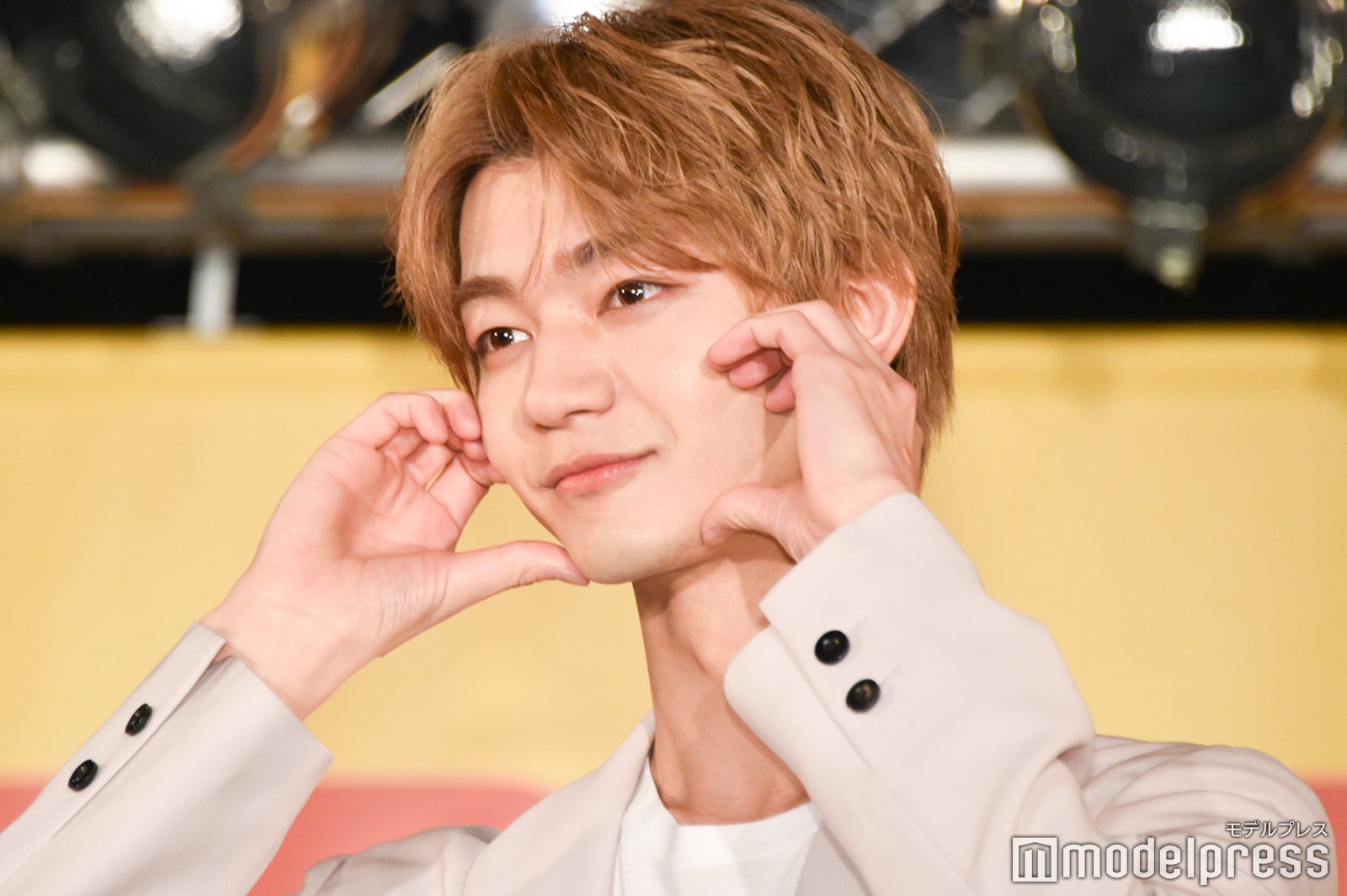 両手でハートをリクエストされた吉澤要人（C）モデルプレス