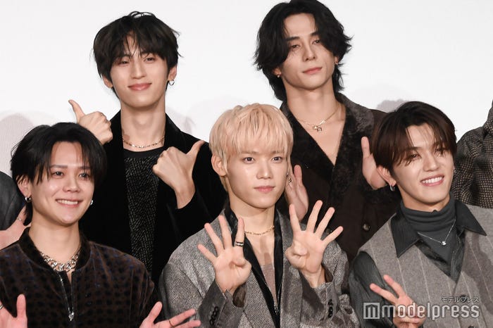 4周年をお祝いする(左上から時計回りに)許豊凡、西洸人、高塚大夢、木村柾哉、藤牧京介(C)モデルプレス