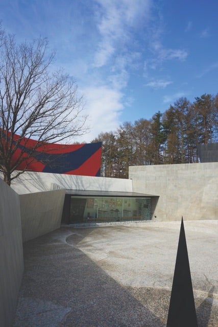 赤黒白の3色で構成された外観（提供画像）