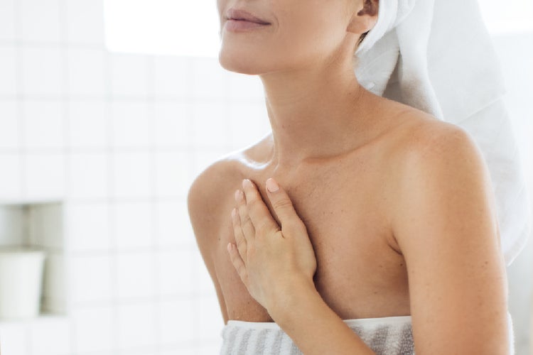 デコルテが開いていて綺麗な人はパッと明るく美しさが引き立つ！エステティシャンが伝授するデコルテマッサージ法とは？