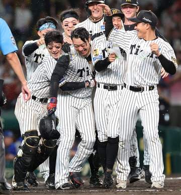 劇的勝利の阪神 大興奮の佐藤輝が森下をキックw→大山を熱いバックハグ SNS沸く「面白すぎるw」「ドキドキした」