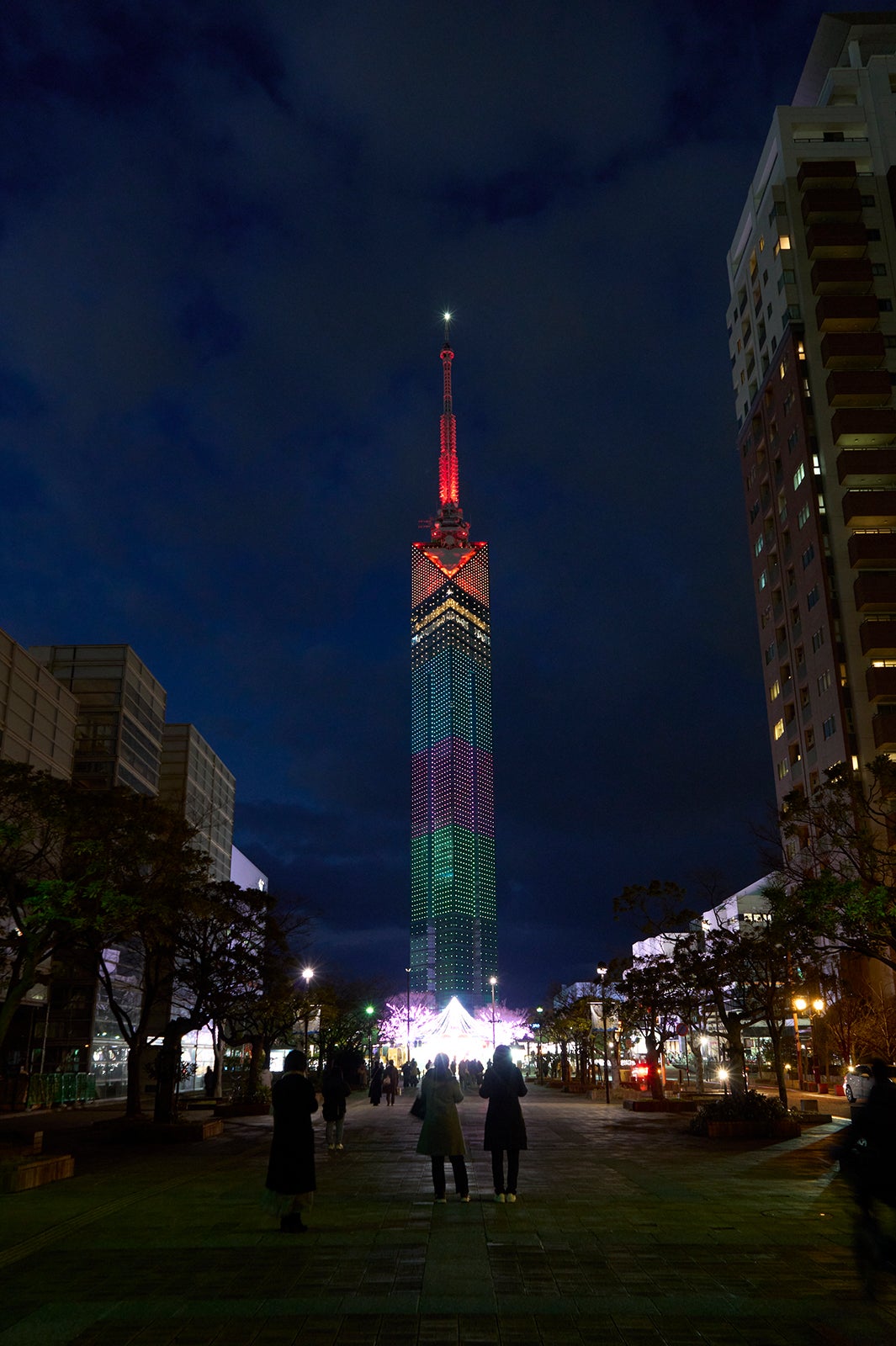 暗くなったあとの福岡タワー（提供写真）