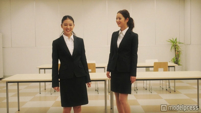 左から：武井咲、佐々木希（ドキュメンタリームービー「n（ハート）line by nozomi ドキュメント」より）