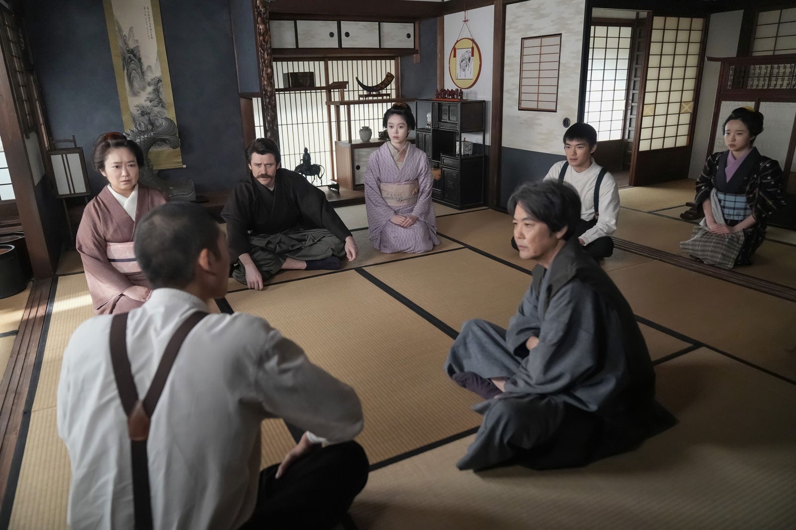 （左から時計回りに）池脇千鶴、トミー・バストウ、高石あかり、杉田雷麟、夏目透羽、岡部たかし、日高由起刀「ばけばけ」第99話（C）NHK