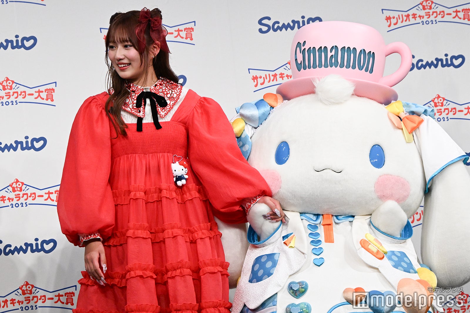 シナモロールと手を繋ぐ希空（C）モデルプレス