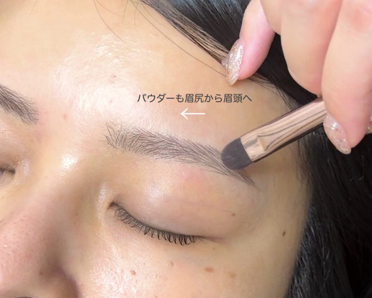 トップアイデザイナー クボタマイ 令和の正解眉グラデの作り方 ブラシでパウダーを眉尻にのせ眉頭へ向かってぼかすプロセス
