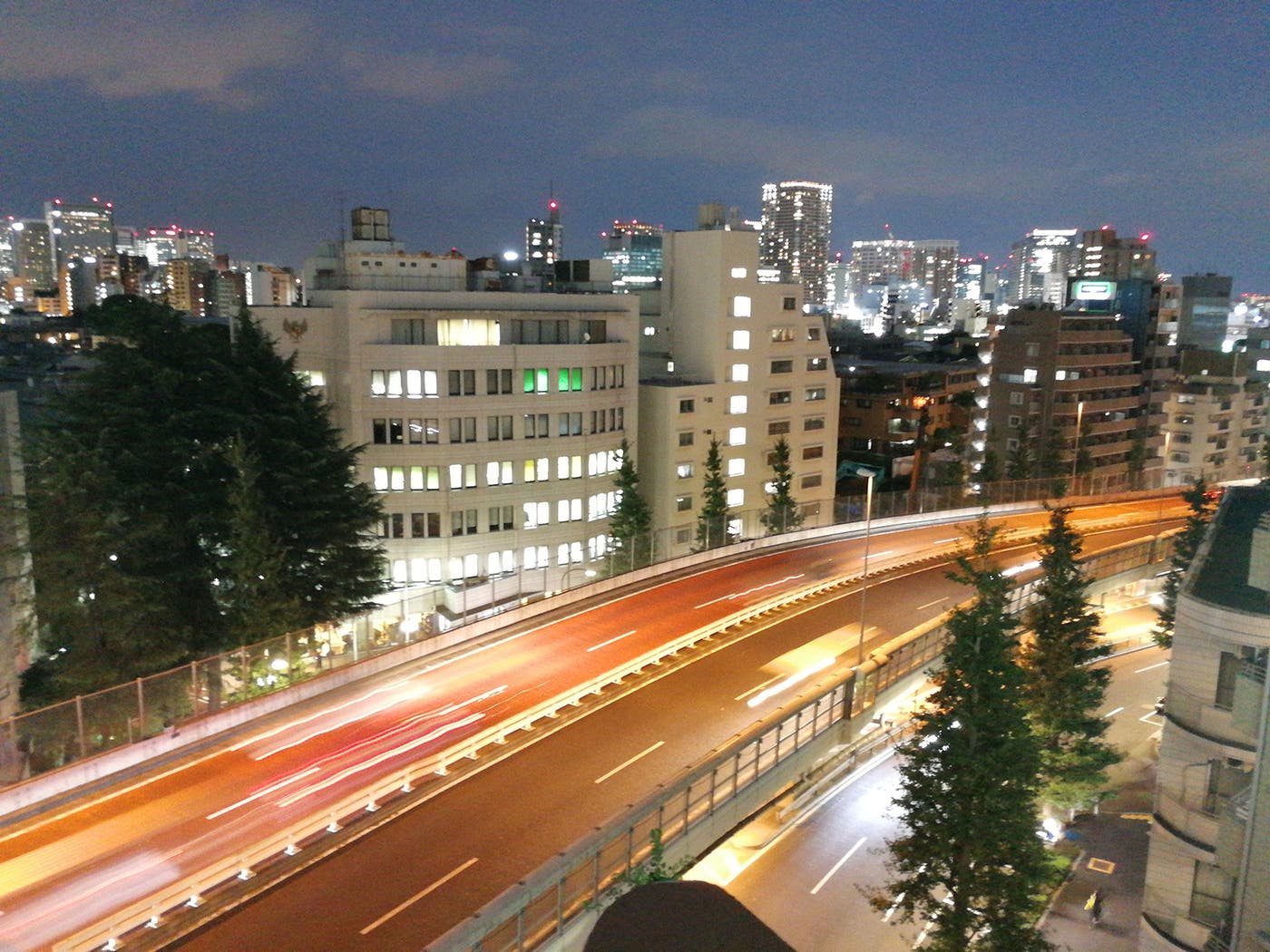 「テールライトトレイルモード」でいつもの夜景がオシャレに