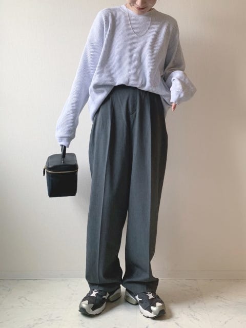 レディース　コーディネート　コーデ　着こなし　トレンド　おしゃれ　お洒落　オシャレ　2023　春　スニーカー　パンツ　グレー