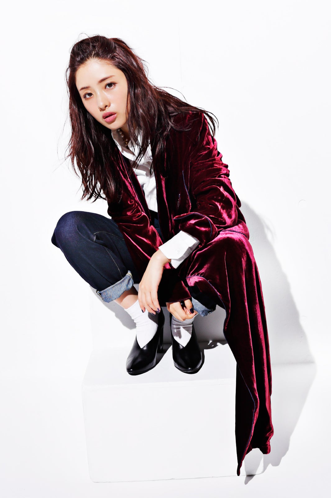 ベロアガウン￥79,000／シンシアリー ユアーズ（スレトシス イン）　シャツ￥9,500／エルフォーブル　サスペンダー￥2,900／サスペンダー　ファクトリー（エルフォーブル）　デニムパンツ￥13,000／リー（リー・ジャパン）　パールネックレス￥11,000／ソワリ（アクアガール丸の内）　ブーティ（黒）￥19,000／レイビームス　ソックス／スタイリスト私物（C）TOPLOG