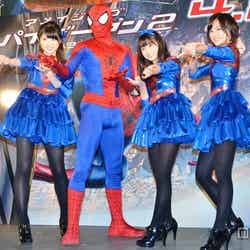 【左から】「Rev．fromDVL」の秋山美穂、スパイダーマン、橋本環奈、四宮なぎさ