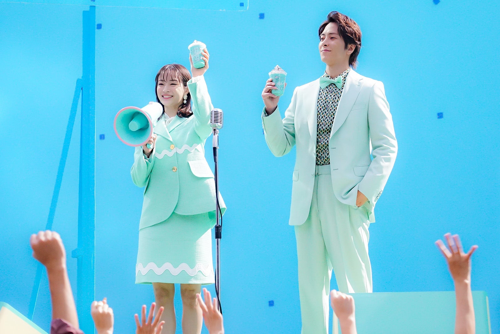 広瀬すず、山下智久／新TVCM「マックカフェ『しあわせすぎるっ！チョコミント』」篇メイキングより（提供写真）