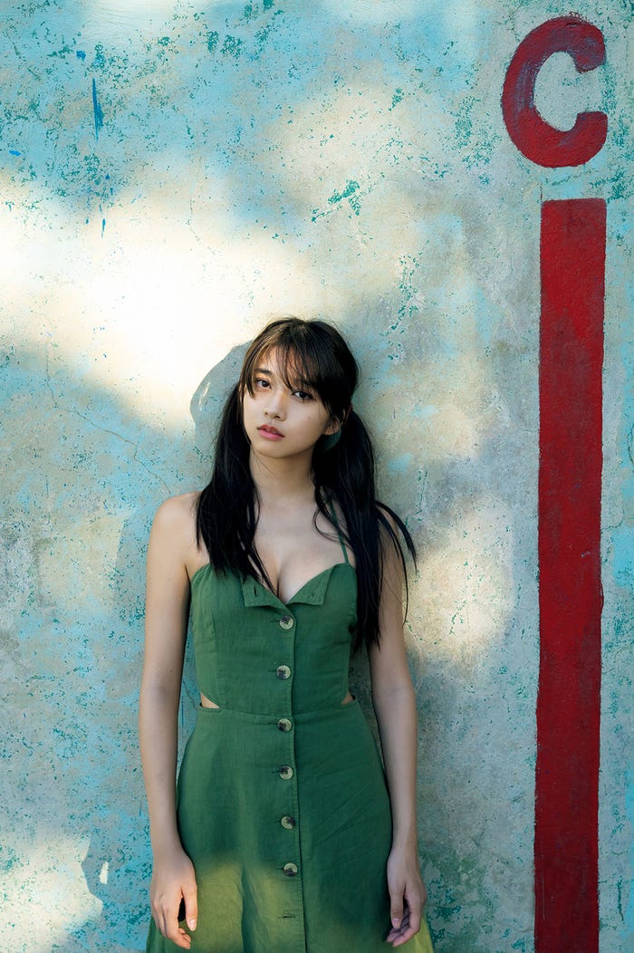 「牧野真莉愛全集 2018-2022」より(画像提供:ワニブックス)
