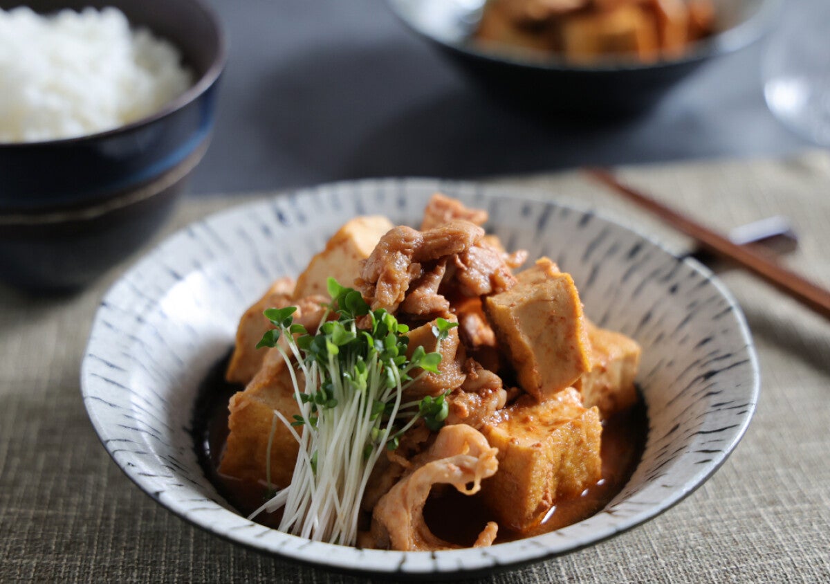 材料をどんどん入れてチンするだけ！コチュジャンで味しみコク旨！韓国風肉豆腐のレシピ