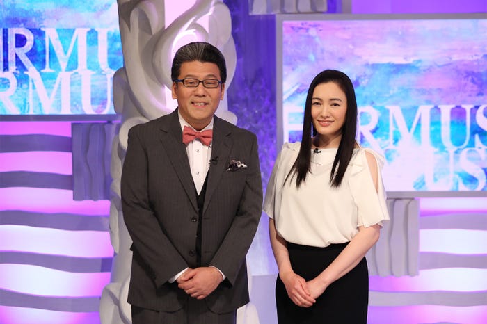 軽部真一、仲間由紀恵 (C)フジテレビ