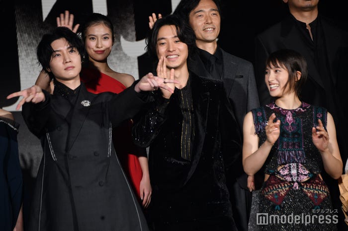 桜田通の突然のギャルピースに驚くしかない山崎賢人と土屋太鳳(C)モデルプレス