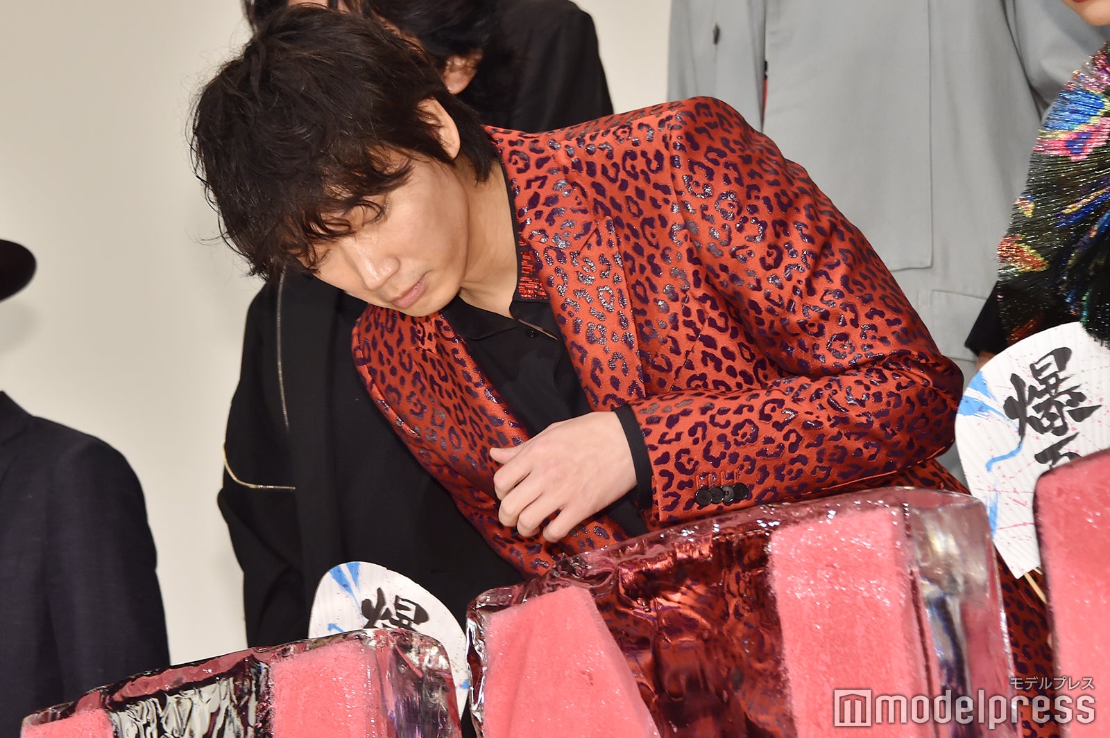 氷柱を覗き込む綾野剛 （C）モデルプレス