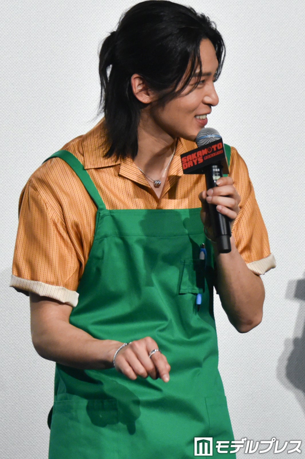 レジ打ちをしたいが、高橋文哉から絶対遅いと言われる目黒蓮（C）モデルプレス