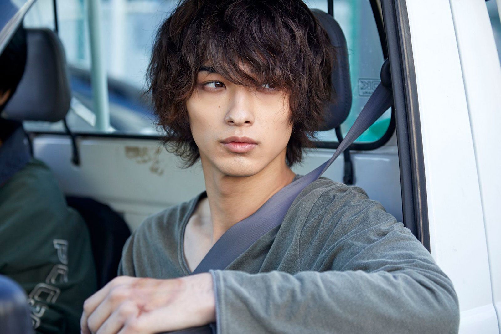 横浜流星、圧倒的演技で新たな一面 対照的な場面カット解禁＜きみの瞳が問いかけている＞