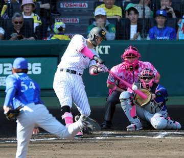 阪神 佐藤輝セ一番乗り2桁10号 新人から6年連続到達 解説「あれをホームランに。違う角度を持っている」36試合目で到達→昨季は27試合目