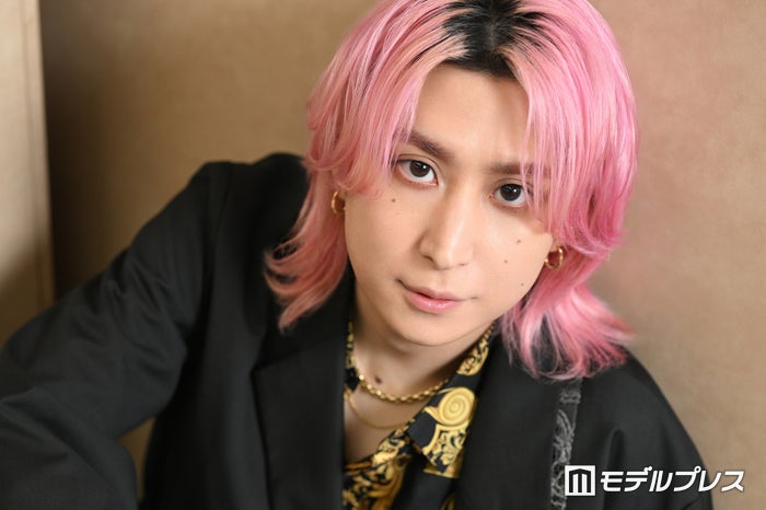 Snow Man佐久間大介「もっと演技が上手くなりたい」ひたむきな向上心から明かした本音 グループ活動と重なる座長像とは【「スペシャルズ」インタビュー前編】