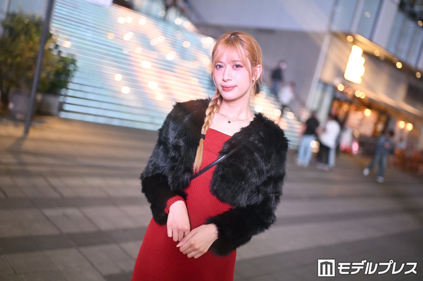 「三つ編みヘアでまとめてシンプルに」