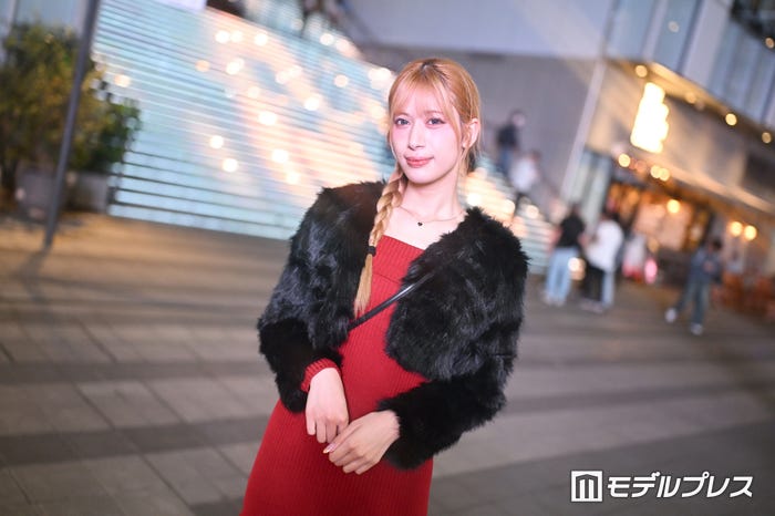 「三つ編みヘアでまとめてシンプルに」