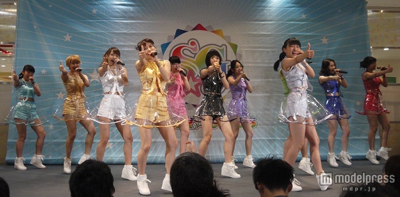 SUPER☆GiRLS“スカートめくり”ダンスで魅了 サプライズに涙も