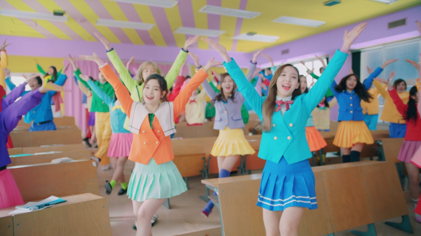 TWICE／CM場面カット（提供写真）