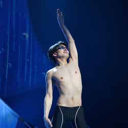 舞台『男水！』で背泳ぎのフォームを披露する松田凌 （C）モデルプレス