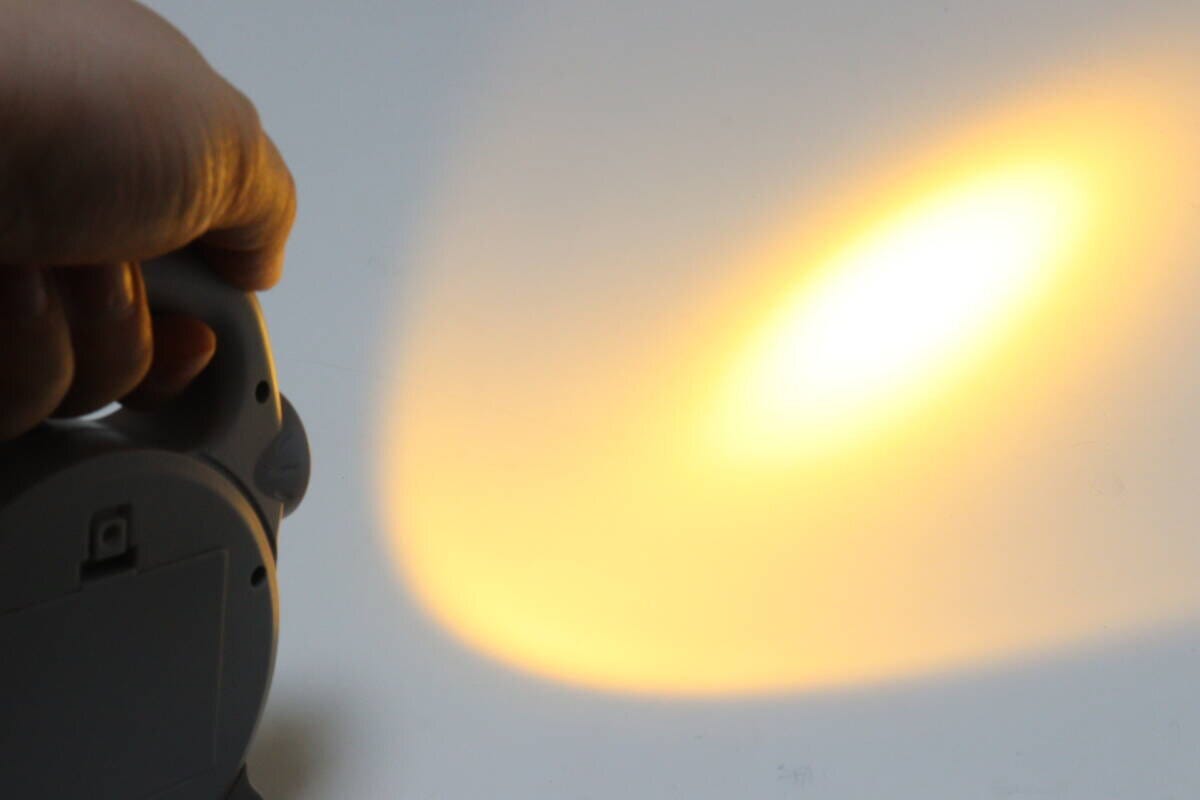 ダイソー　手持ちライト（グレー）　手持ち　使用例