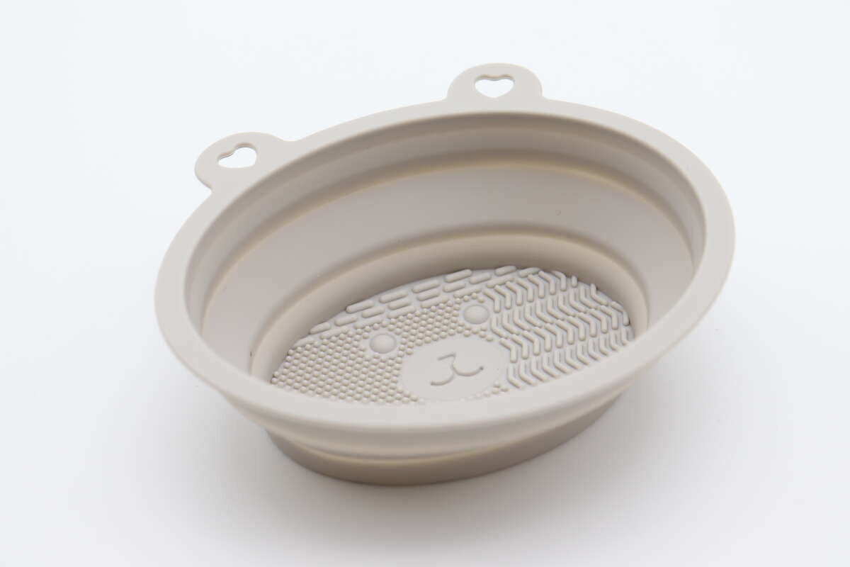 メイクブラシクリーナー　広げる