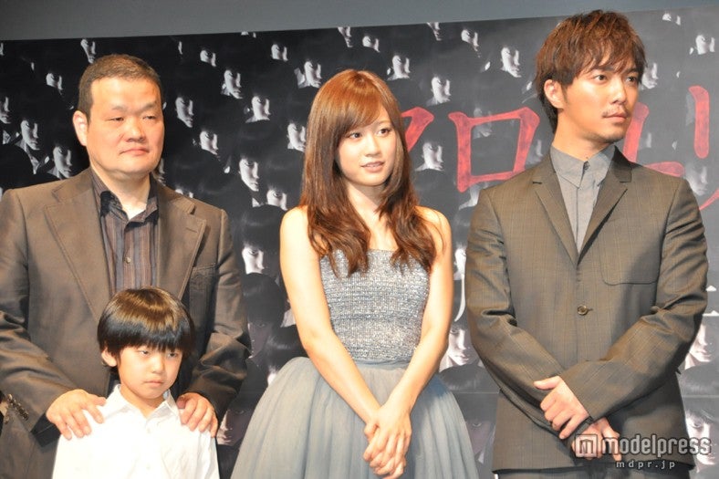 （左後ろから）中田秀夫監督、前田敦子、成宮寛貴、（左手前）田中奏生