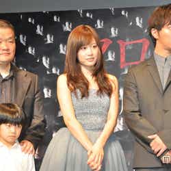 (左後ろから)中田秀夫監督、前田敦子、成宮寛貴、(左手前)田中奏生