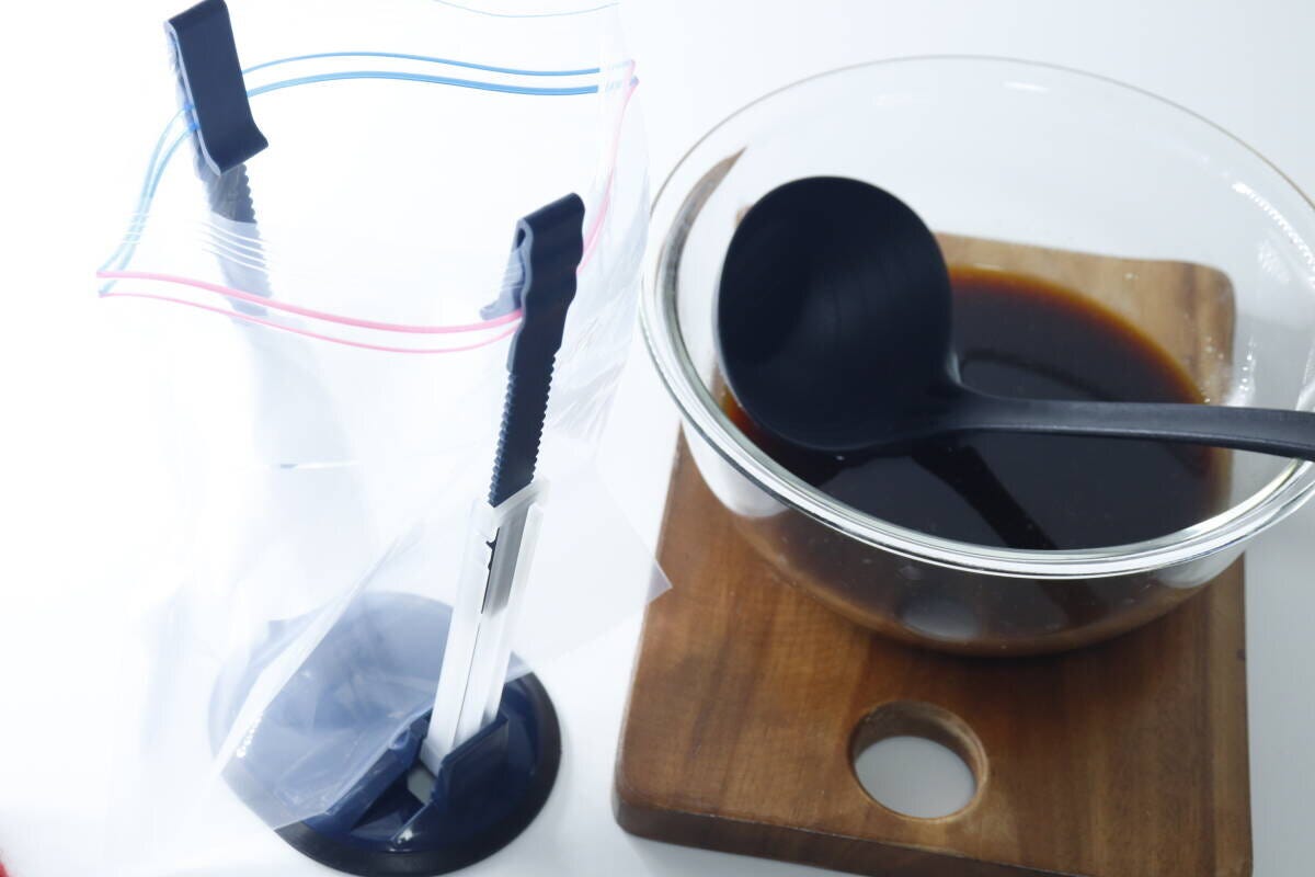 フリーザーバッグホルダーに袋をセットし液体を移す準備