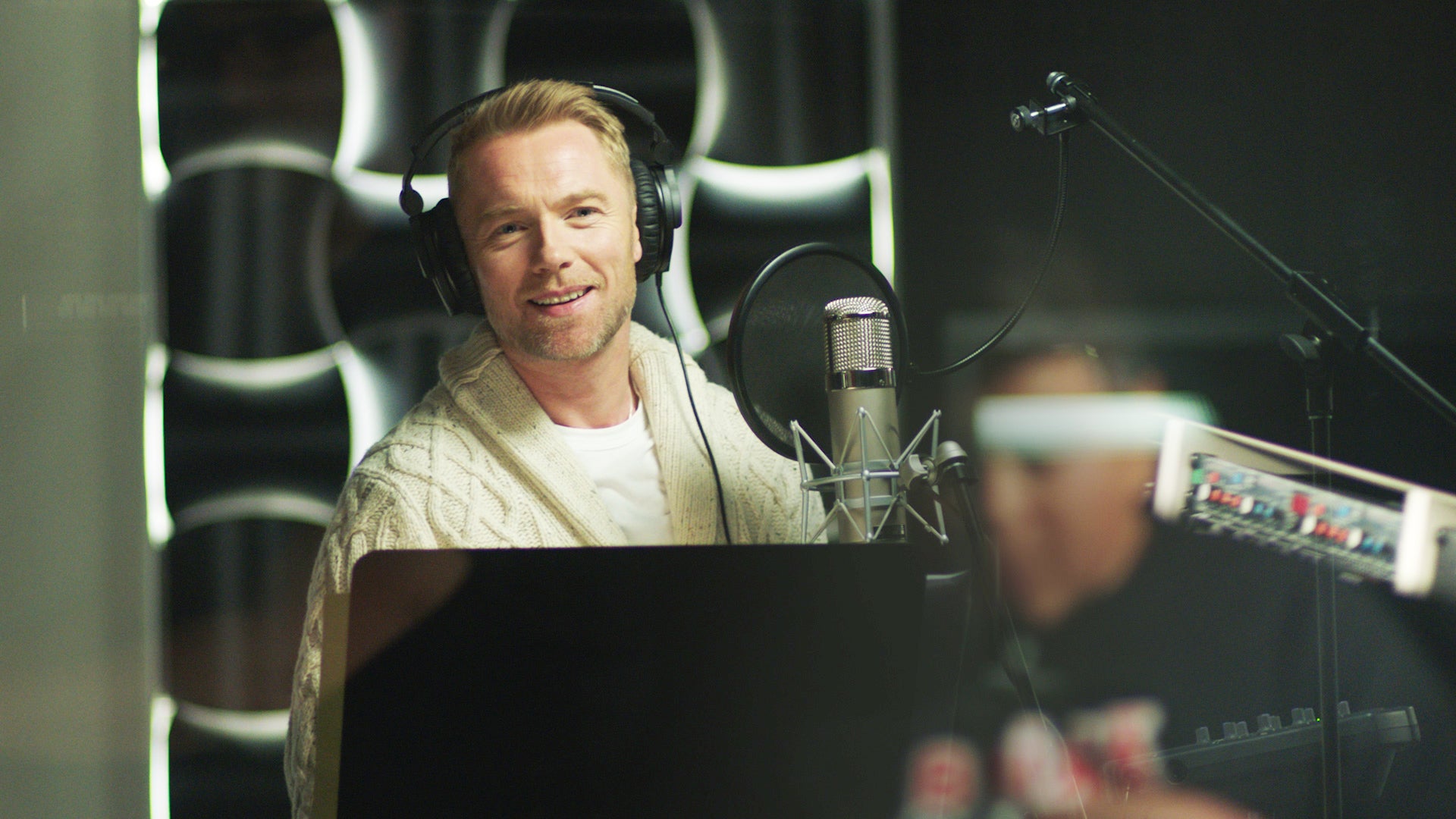 マイク前のローナン・キーティング／画像提供：ニュージーランド航空